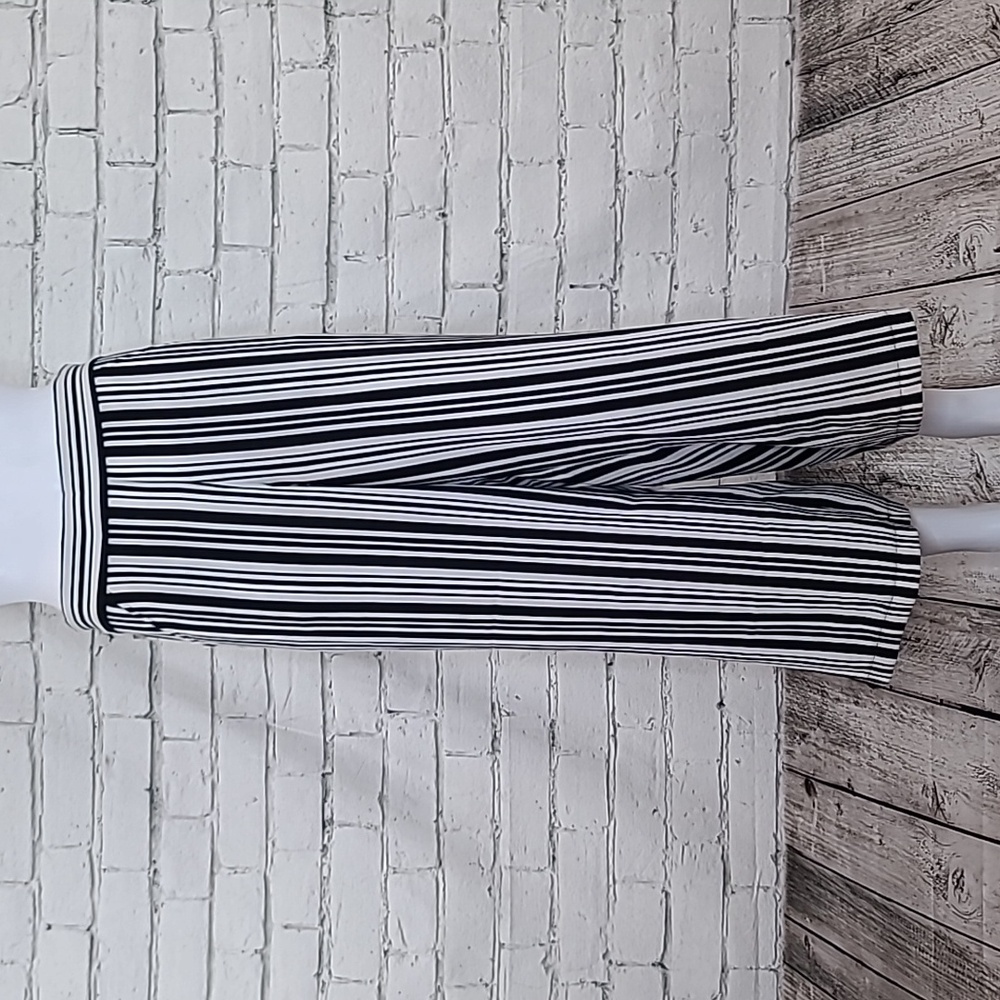 Max Studio Flowy Striped High Rise Wide Leg Pull On Cropped Pant in Black/White